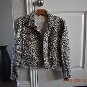 TRENDY Altar'd State Cheetah Print Cropped Denim Jacket